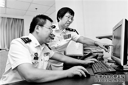 范晓虹(右一)和助手进行科研攻关。余华梁摄