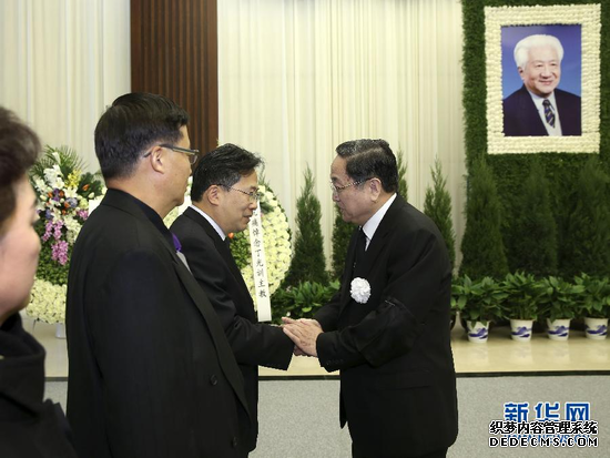 受中共中央委托,中共中央政治局常委俞正声、全国政协副主席郑万通,27日专程前往南京殡仪馆为丁光训送别,并慰问其亲属。这是俞正声与丁光训亲属握手。 新华社记者 庞兴雷 摄